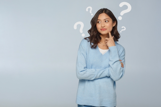 考える外国人女性